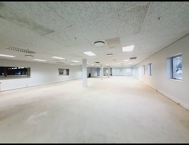 7,821M² WAREHOUSE TO LET IN KOSMOSDAL